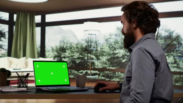Молодий Мільйонер Перевіряє Зелений Шаблон Ноутбуці Стає Затишним Своєму Екстравагантному — стокове відео