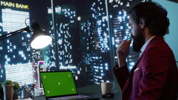 Багатий Бізнесмен Оглядає Зелений Колір Ноутбуці Захоплюючись Видом Центр Міста — стокове відео