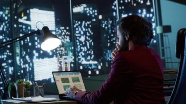 Ekonomik danışman finansal yönetim ve çok uluslu işletmelerin farklı ekonomik koşullarda gelişmesine yardımcı olmak için organizasyonel yapılanma ile ilgileniyor. Mali İşler Müdürü büyümeyi garanti ediyor.