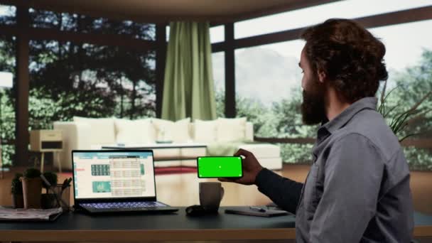 Empresário Rico Verifica Greenscreen Layout Telefone Móvel Trabalhando Para Aumentar — Vídeo de Stock