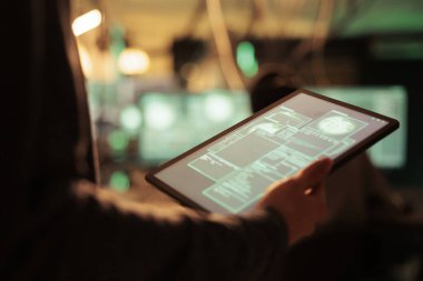 Dijital tablet ekranındaki iletiye erişim izni, başarılı şifre kırma, veritabanı hacklemesi. Siber saldırı, internet hırsızları kötü niyetli yazılım kullanarak elektronik bilgi çalıyorlar.