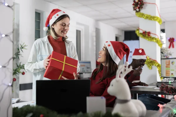 Aufgeregter Büroangestellter Bekommt Weihnachtsgeschenk Von Asiatischem Mitarbeiter Festlich Dekoriertem Arbeitsraum — Stockfoto