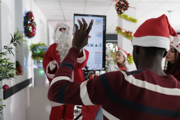 Kvalifikovaný Průmyslový Mluvčí Oblečený Jako Santa Claus Pro Vánoční Speciální — Stock fotografie