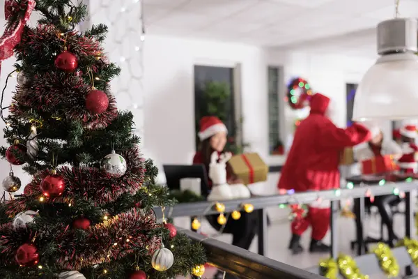 Festlich Geschmückter Weihnachtsbaum Nahaufnahme Mit Geschäftsleuten Die Verschwommenen Hintergrund Geschenke — Stockfoto