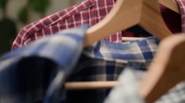 İkinci el dükkanında yüksek kaliteli renkli tişörtlerin aşırı yakın çekimi. Rahat ve ucuz erkek kıyafetleri yeni açılmış ikinci el moda butiği müşterileri bekliyor.