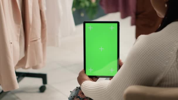 Shopper Second Hand Klädbutik Med Grön Skärm Tablett Försöker Bestämma — Stockvideo
