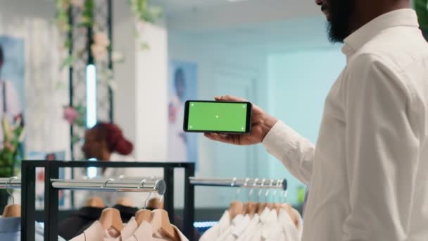 Afro Amerikan Alışverişçisi Yeşil Ekran Akıllı Telefonu Ucuz Ikinci Mağazasında — Stok video