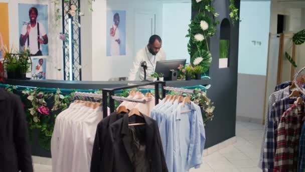Afroamerikansk Anställd Detaljhandeln Sortera Online Order Från Kunder Butiksägare Klädbutik — Stockvideo