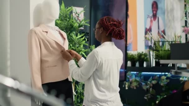 Alışveriş Merkezindeki Giyim Mağazasında Mankenler Için Resmi Takım Elbise Ayarlayan — Stok video