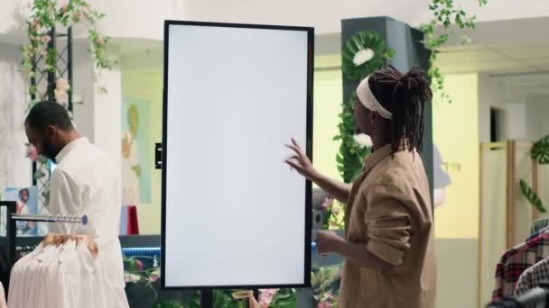 아프리카계 미국인 가게에 화면을 옵션을 전시실에서 선택을 시각화하기 Led 디스플레이를 — 비디오