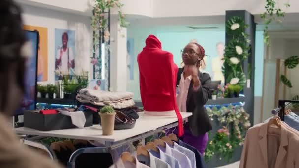 Pečlivý Pracovník Převlékání Oblečení Figuríny Doplnění Elegantní High End Módní — Stock video