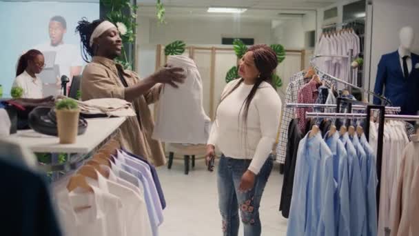 Evde Giyecek Rahat Kıyafetler Arayan Bir Çift Giyim Mağazasında Rahat — Stok video
