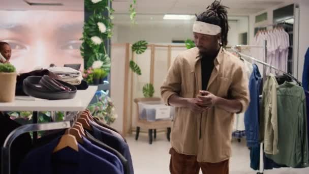 Shopper Zoek Naar Elegante Blazers Shirts Kledingwinkel Klant Analyseren Van — Stockvideo