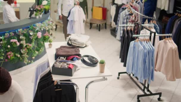 Nahoře Záběr Zaměstnance Který Zařizuje Formální Oblečení Regálech Obchodě Oblečením — Stock video