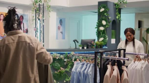 Женщина Помогает Парню Выбрать Дешевую Экологичную Дизайнерскую Одежду Магазинах Нулевых — стоковое видео