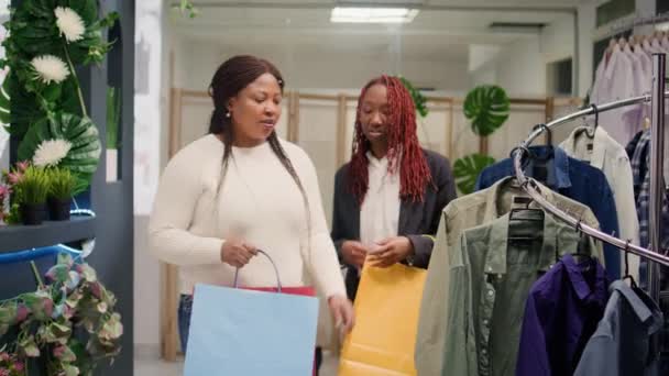 Tanıtım Sezonunda Giysi Mağazasında Ucuz Kıyafetler Alan Mutlu Arkadaşlar Müşteriler — Stok video