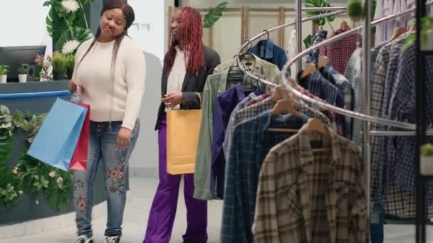 Kobieta Robi Zakupy Razem Sklepie Odzieżowym Ekspertem Mody Pomaga Jej — Wideo stockowe