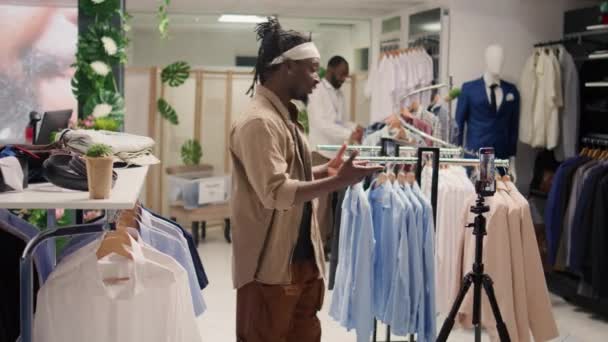 Africké Americké Internetové Show Hostitel Natáčení Vlog Použité Oblečení Shop — Stock video