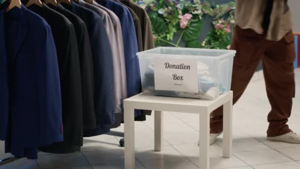 Bipoc Shopper Schicken Modeboutiquen Spenden Ihre Kleidung Für Den Guten — Stockvideo