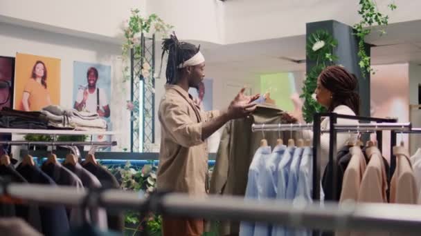 Kinci Dükkanındaki Bir Çift Giysilere Bakıyor Uygun Özel Durum Takımları — Stok video