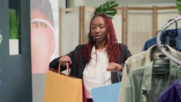 Африканська Американка Танцює Сумками Руці Зберігаючи Цьому Вінтажному Магазині Одягу — стокове відео