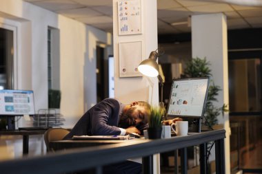 Girişimci ofisinde çok çalıştığı için masasında uyuyan bir iş adamı. İşkolik yönetici şirket yatırım planında gece geç saatlere kadar çalıştıktan sonra uykuya daldı. İş konsepti
