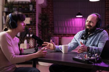 Canlı yayında sunucu kadınla röportaj yapıyor, moda ve tarz trendleri hakkında konuşuyor, fikirlerine katılmıyor. Adam sosyal medya ünlüleriyle tartışıyor, podcast kaydediyor