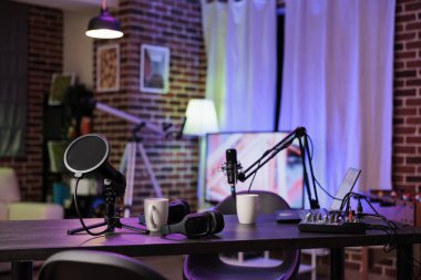Canlı yayın sitesi eğlence programı için podcast teknolojisi kayıt cihazlı boş ev yapımı stüdyo. Oturma odasında rgb ışıkları olan canlı yayın konumu
