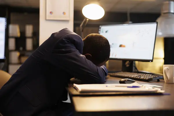 Workaholicのビジネスマンは コンピュータ上のマーケティング統計をチェックした後 スタートアップオフィスでデスクを眠りました 疲れた起業家は 会社の戦略計画で残業しています ビジネスコンセプト — ストック写真
