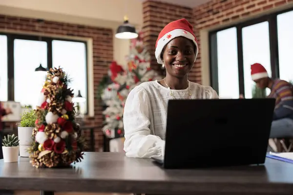 Dipendente Afroamericano Spensierato Sorridente Cappello Babbo Natale Che Lavora Laptop — Foto Stock