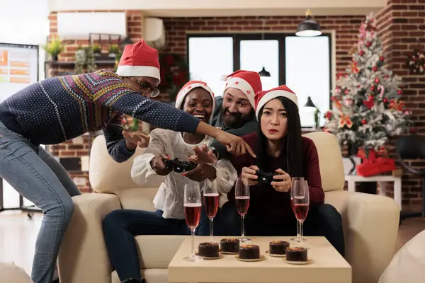 Felices Compañeros Trabajo Bebiendo Alcohol Disfrutando Juegos Consola Fiesta Navidad —  Fotos de Stock