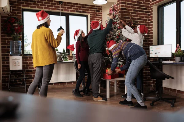Collèges Décorer Arbre Noël Ensemble Dans Bureau Fête Célébrer Les — Photo