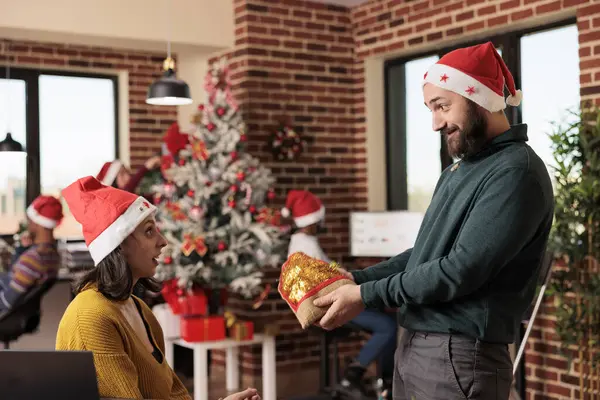 Hombre Feliz Oficinista Dando Bolsa Regalo Empleada Sorprendida Víspera Navidad —  Fotos de Stock