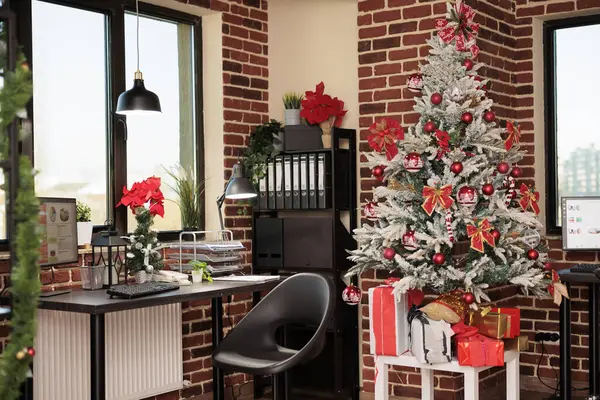 Pohon Natal Dengan Ornamen Dan Kotak Hadiah Kantor Perusahaan Didekorasi — Stok Foto