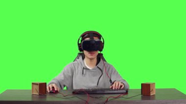 Vr video oyunları oynayan oyuncunun POV 'u tüm vücudunu çevreci ekranın üzerinde oturarak, insanların rol yapma oyunundan hoşlanmasıyla çevrimiçi oluyor. Genç adam sanal gerçeklik gözlüğü kullanıyor, kumar oynuyor..