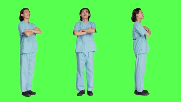 Radostný Specialista Stojící Ateliéru Důvěrou Oblečený Klinickém Oblečení Pózující Rukama — Stock video