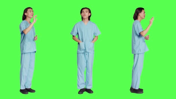 Χαρούμενη Νοσοκόμα Χαιρετά Στο Στούντιο Και Χαιρετάει Άρρωστους Ανθρώπους Στέκεται — Αρχείο Βίντεο