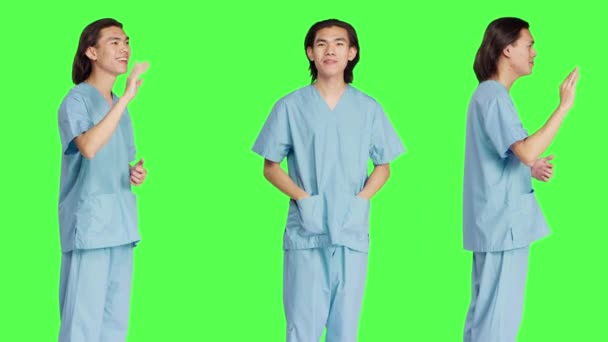 Φιλική Νοσοκόμα Χαιρετώντας Την Κάμερα Και Χαιρετώντας Τους Ασθενείς Στέκεται — Αρχείο Βίντεο
