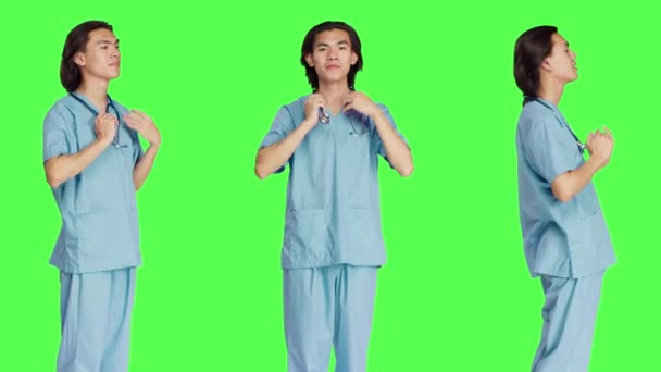 Enfermera Tomando Estetoscopio Equipándose Con Uniforme Médico Preparándose Para Chequeo — Vídeos de Stock