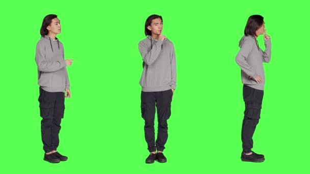 Yetişkinler Yeşil Ekranda Gizli Işaret Veriyor Gizlilik Sembolünü Dudaklarının Üstünde — Stok video
