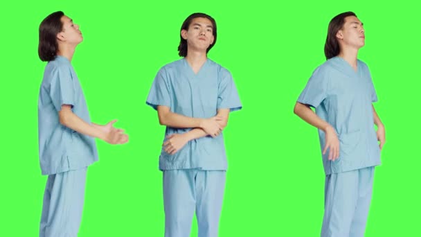 Ασιάτης Ιατρικός Βοηθός Στο Στούντιο Φορώντας Νοσοκομειακή Ενδυμασία Ποζάρει Αυτοπεποίθηση — Αρχείο Βίντεο