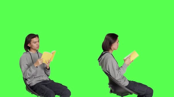 Azjata Czytający Książki Literackie Zielonym Ekranie Cieszący Się Wykładem Gdy — Wideo stockowe