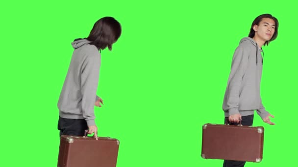 Jonge Volwassene Met Een Vintage Koffer Groene Achtergrond Wachtend Een — Stockvideo