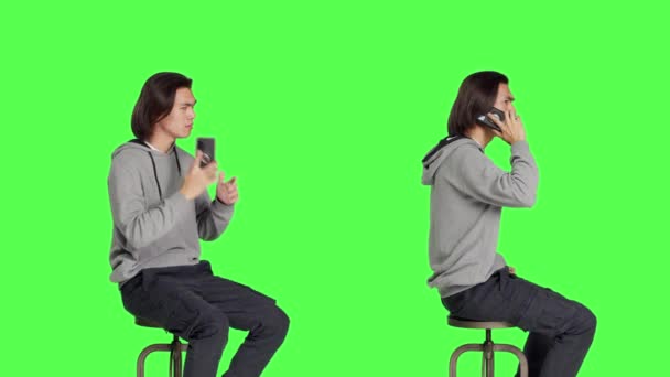 Homem Moderno Fazendo Chamadas Telefônicas Câmera Sentado Cadeira Contra Pano — Vídeo de Stock