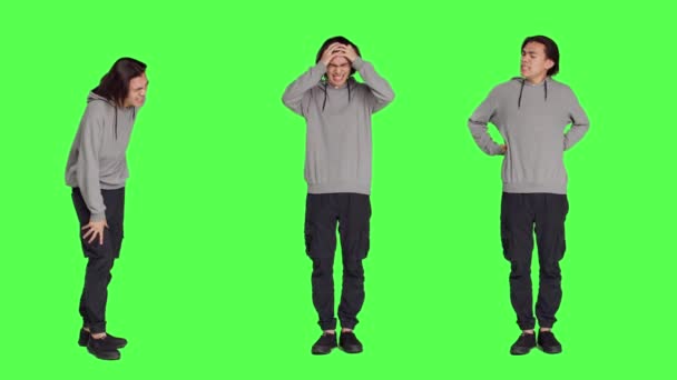Stüdyoda Sırtı Ağrıyan Bir Erkek Tüm Vücudunun Üzerinde Dururken Belkemiğine — Stok video