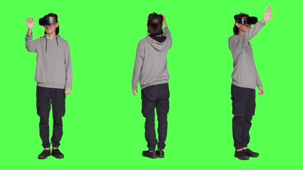 Mladí Dospělí Těší Virtuální Realitě Gadget Studiu Pozadí Zelené Obrazovky — Stock video