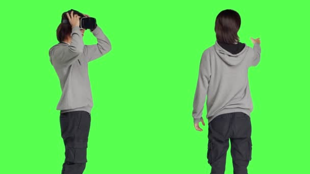 Jongeman Geniet Van Virtual Reality Apparaat Studio Met Greenscreen Achtergrond — Stockvideo