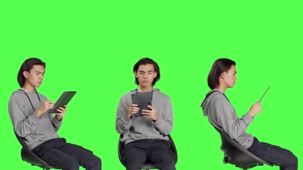 Homem Asiático Navegando Internet Tablet Estúdio Greenscreen Usando Dispositivo Móvel — Vídeo de Stock