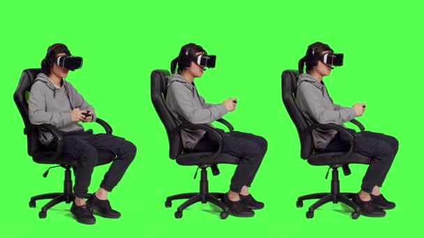 Hombre Asiático Lleva Auriculares Realidad Virtual Conjunto Pantalla Verde Disfrutando — Vídeo de stock