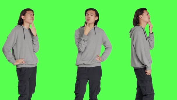 Asyalı Bir Adam Yeşil Ekran Stüdyosunda Durup Cevap Kafa Yormayı — Stok video